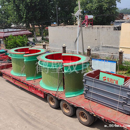 凿井绞车厂家必威betway体育官方网站发往新疆的3米双筒矿井提升机装车出货！